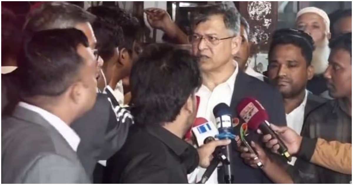 রাজধানীর গুলশানে বিএনপি চেয়ারপারসনের কার্যালয়ে সোমবার রাতে দলটির সর্বোচ্চ নীতি নির্ধারণী ফোরাম স্থায়ী কমিটির বৈঠক শেষে সাংবাদিকদের সঙ্গে কথা বলেন বিএনপির স্থায়ী কমিটির সদস্য সালাহউদ্দিন আহমেদ। ছবি: বাসস